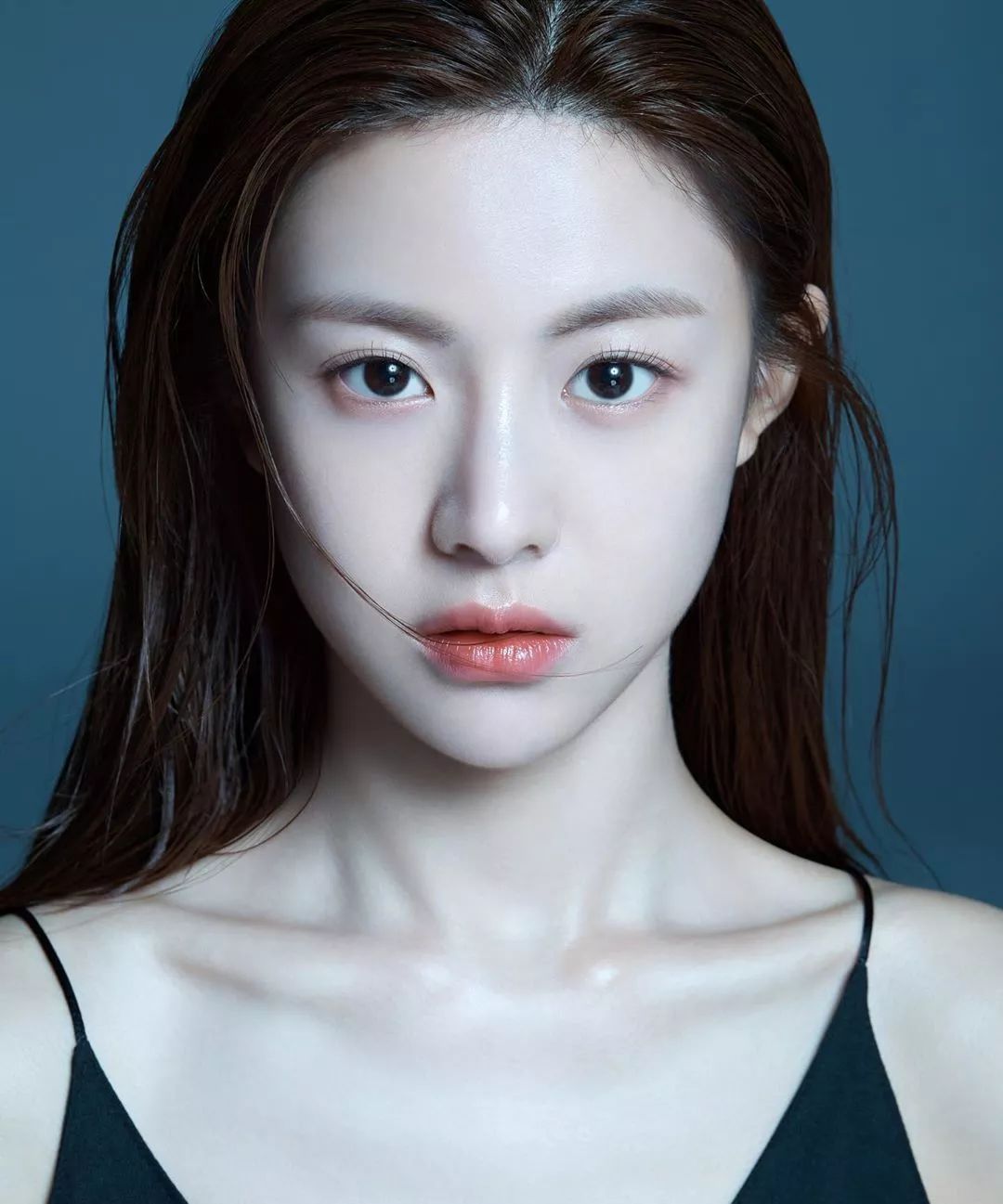 没有网红肿胀脸的油腻,没有高级脸棱角分明的挑人,可是「肌底饱满