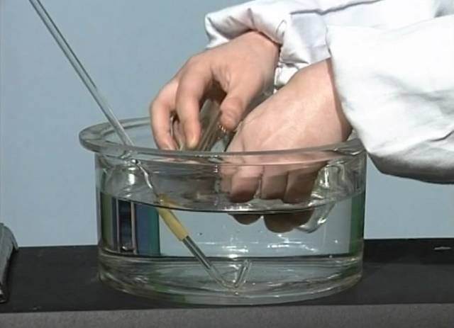 试管内盛的是按质量比3:1混合均匀的氯酸钾与二氧化锰的混合物.