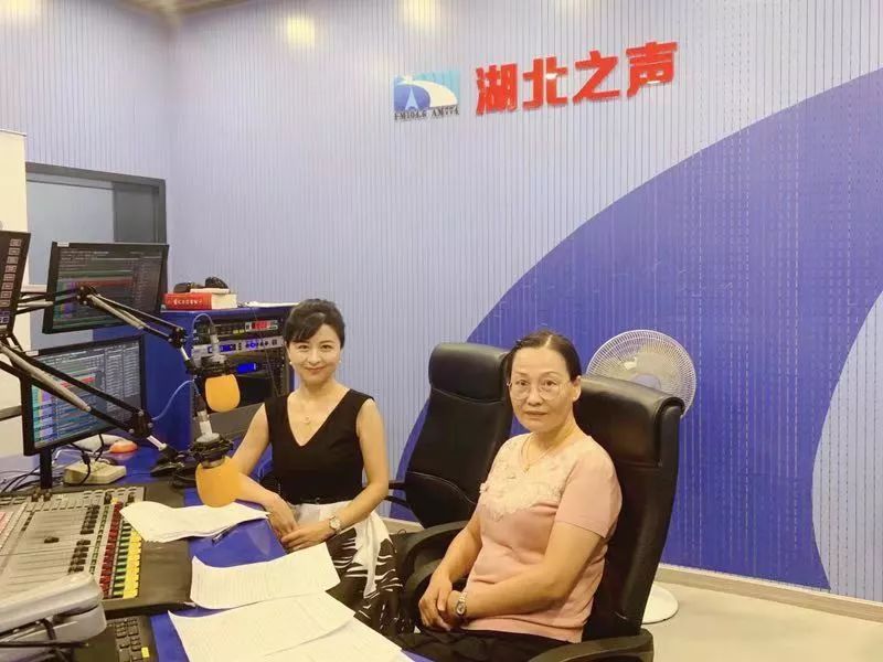 吴晓红教授和主持人王可在湖北之声直播间编辑 | 张钶主持 | 王可编审