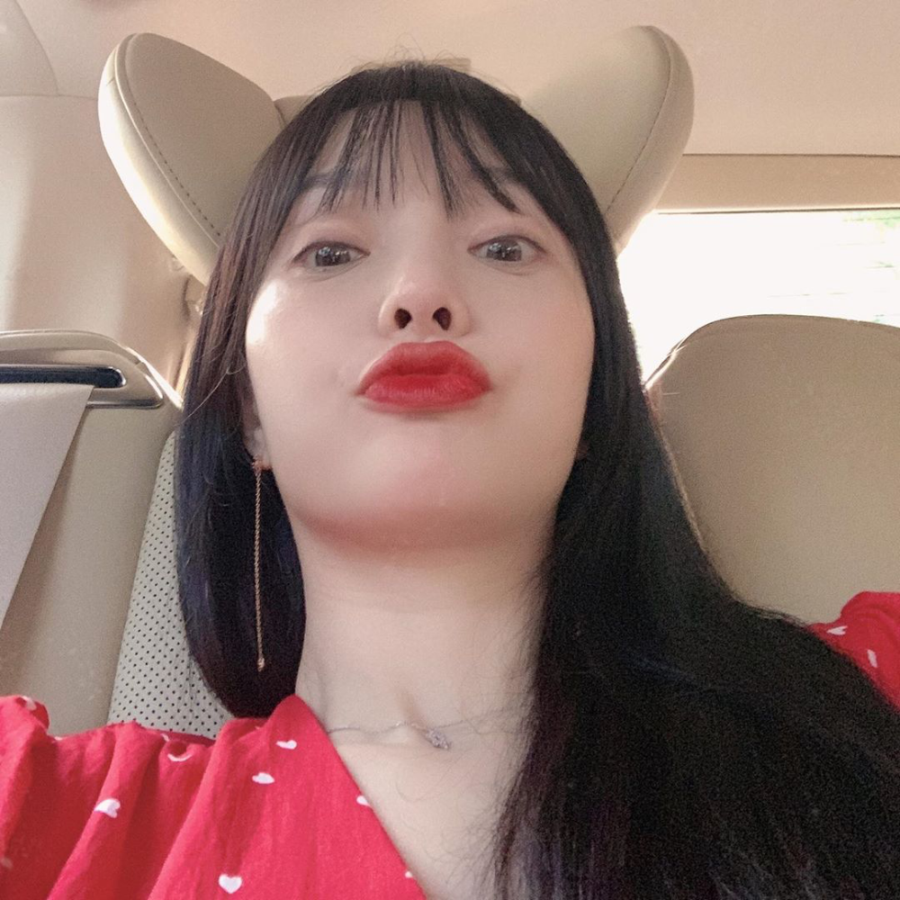 李小璐在社交媒体平台ins配上英文欢度周末看起来心情十分不错