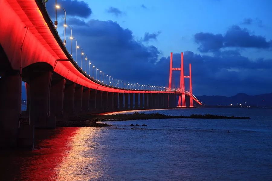 038公里的台州湾大桥,在近万台雅江光电灯具的映衬下宛若光影巨龙