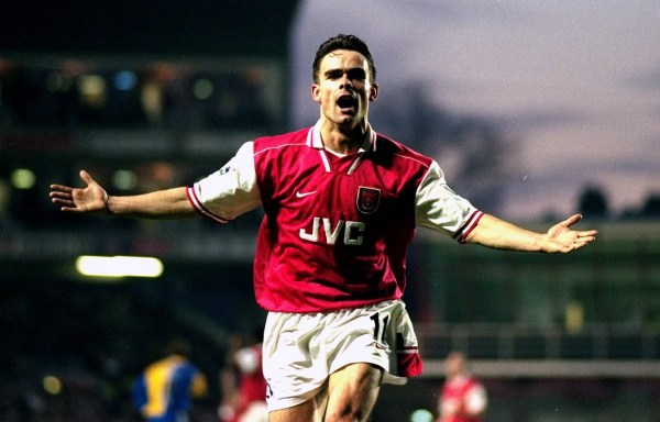 奥维马斯是荷兰足球一位年少成名的前腰球员,当他还在阿贾克斯踢球的