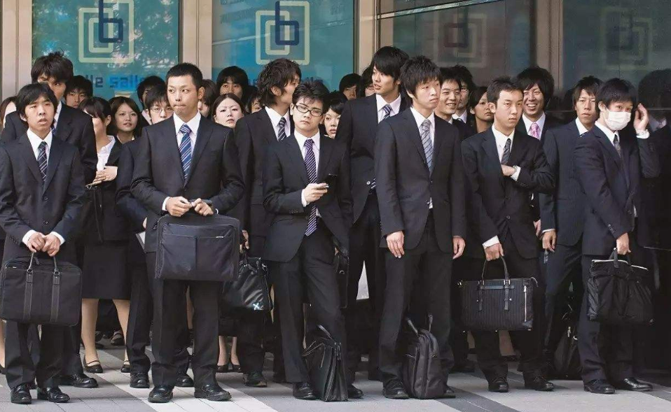 原创即使是盛夏高温,日本上班族仍旧穿着厚实西装,难道他们不热吗?