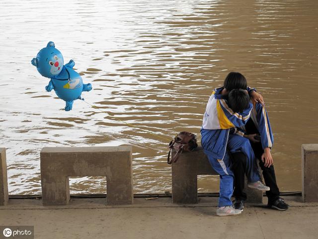 广西一未成年男生与"小学女友"发生关系致其怀孕,被判两年半