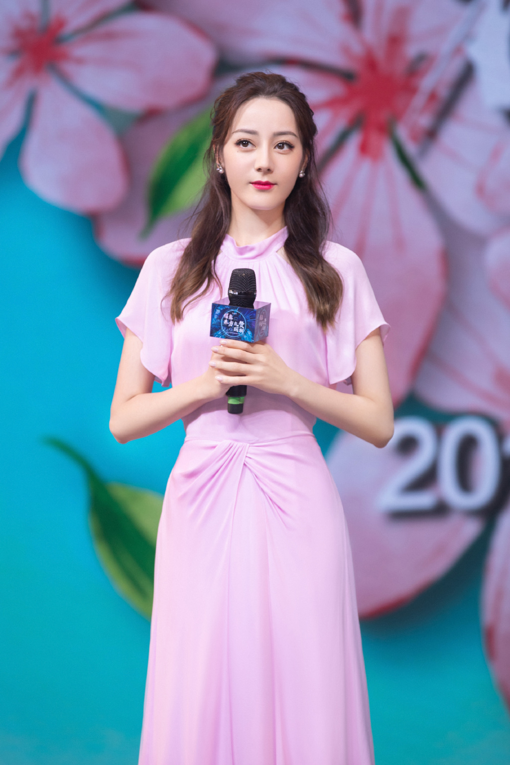 1/ 12 迪丽热巴参加某活动时图透,一席粉色长裙少女感十足,好身材一览