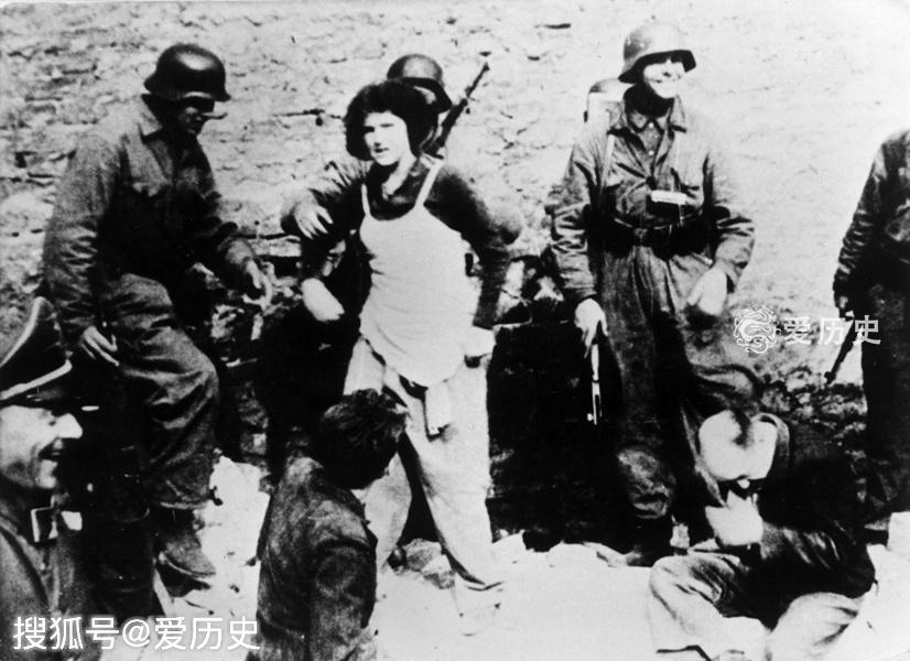 悲壮的华沙犹太区起义 被德军逼出避难所的男女 最终全部处决_犹太人