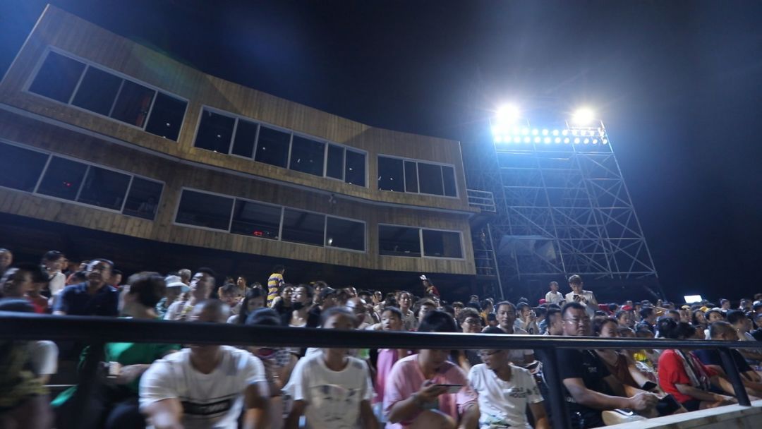 北戴河看个秀也能这么多人？