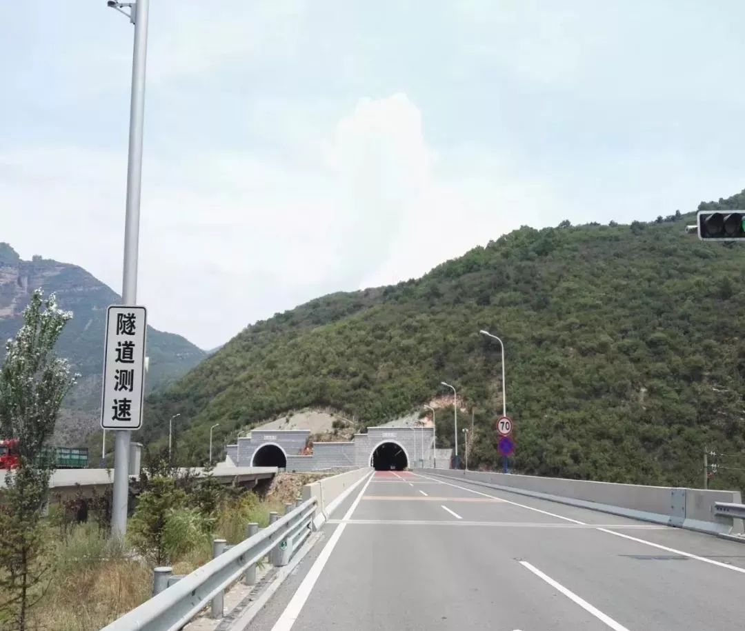 天黎高速(黎左方向)600km 420m处,中型以上载客载货汽车限速80km/h
