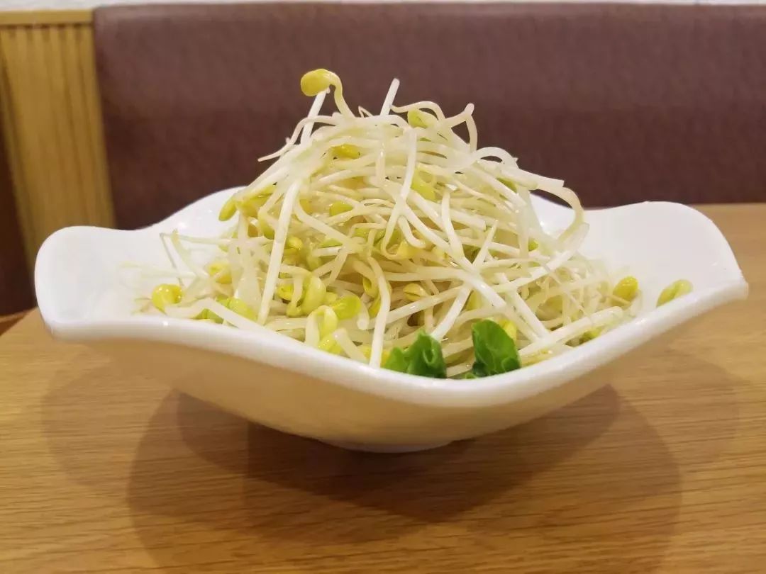 豆芽不只提味,而且煮软了一口吃就特别nice红糖糍粑鲜香软糯~回味无穷