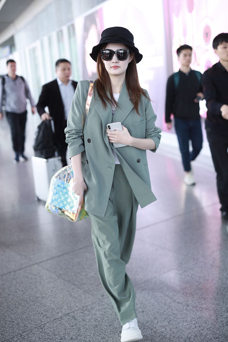 徐璐公布恋情后首现身穿薄荷绿西装清爽干练状态超好笑容更甜