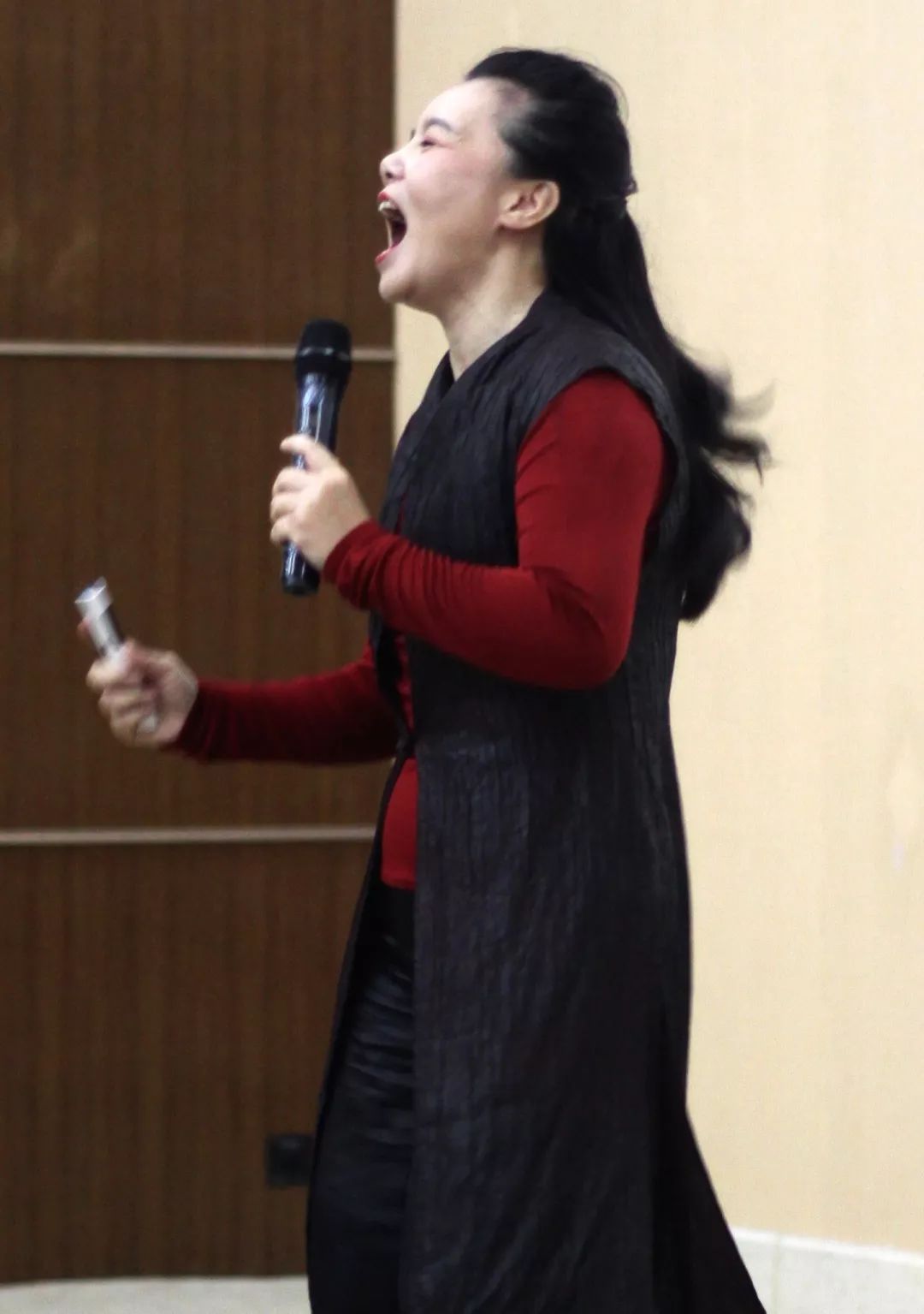 龚琳娜老师教三和书院学子练神曲忐忑这也和学中医有关系