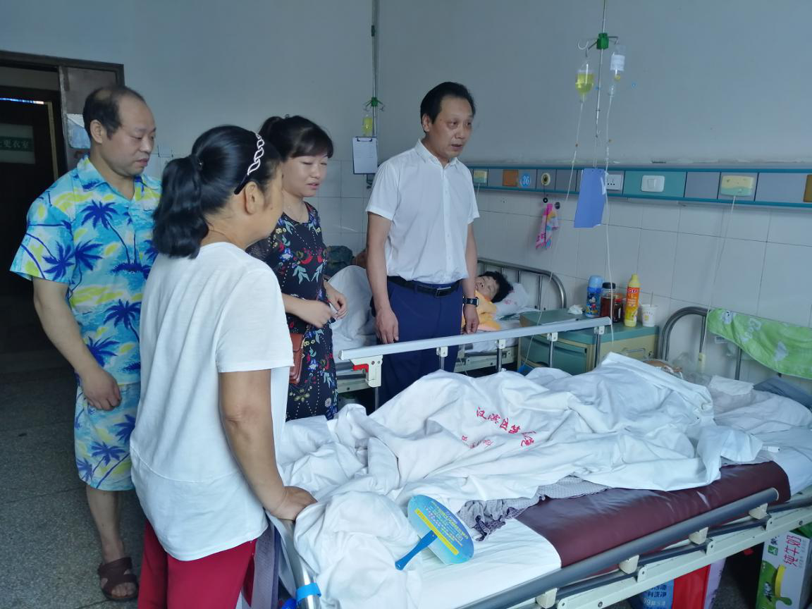 "8月5日上午,汉滨区人大代表卢济苏,老城街办兴安社区干部看望生病在