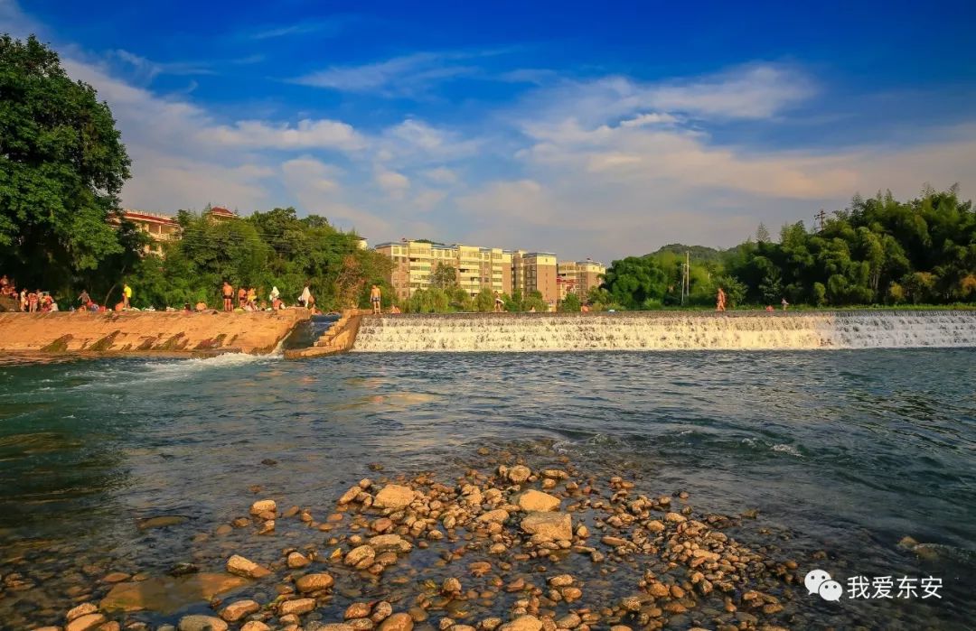 东安县城紫水河上空出现绚烂晚霞
