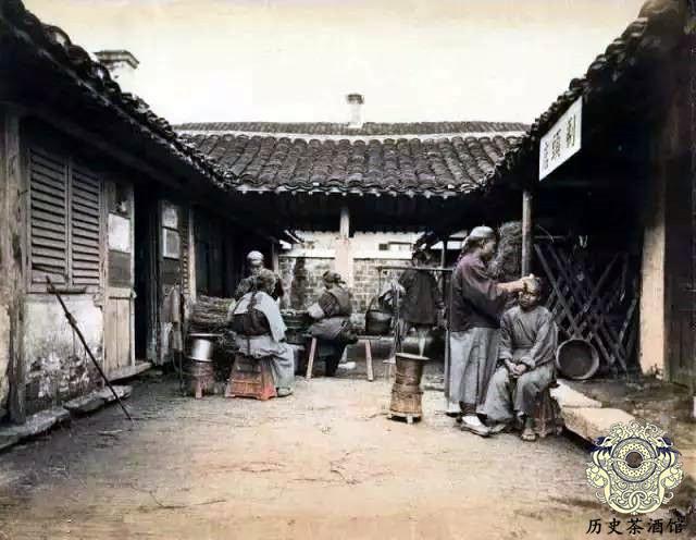 对于古代人来说也是一样,他们也需要理发,今天我们就通过这组老照片带