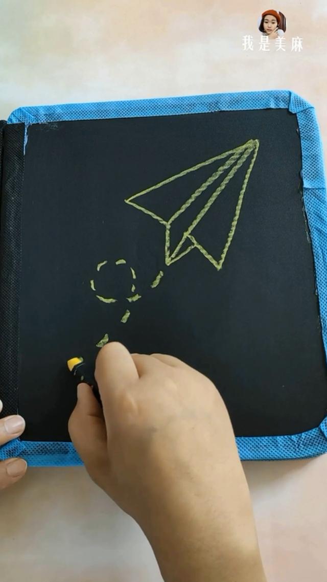 用纸板做了8个小黑板正反16个面都可以画比儿童绘画本还好用