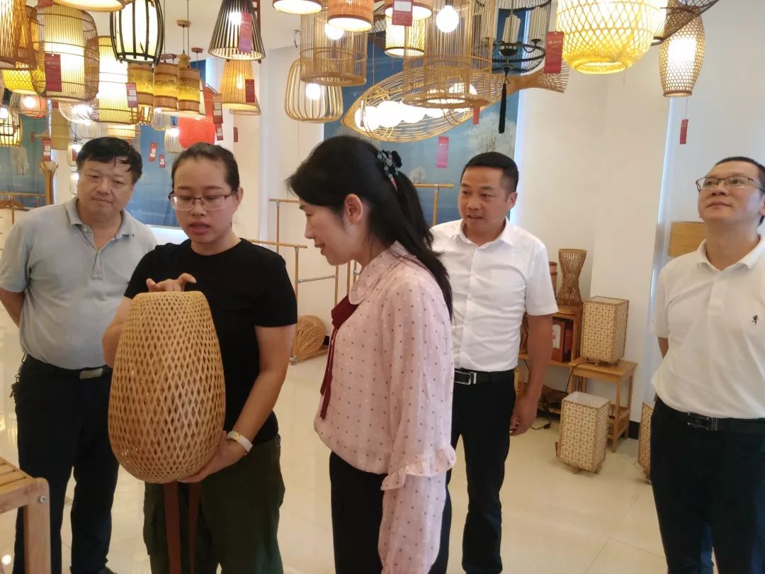 今日石屯61领导调研南平市委常委统战部部长庄莉到我镇调研指导工作