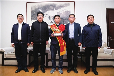 徐朦 摄2019年4月2日,黔南州三都县民政局干部王胜林获得民政部最高