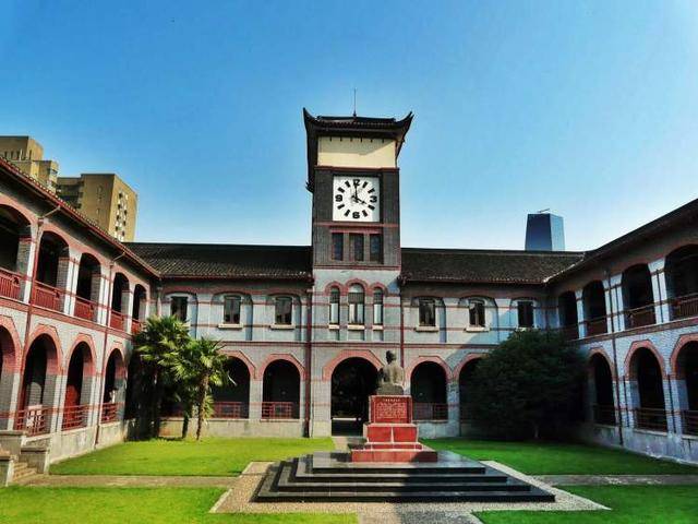 万航渡路西头这座曾经中国历史上最著名的教会学校,至今仍在浓密的