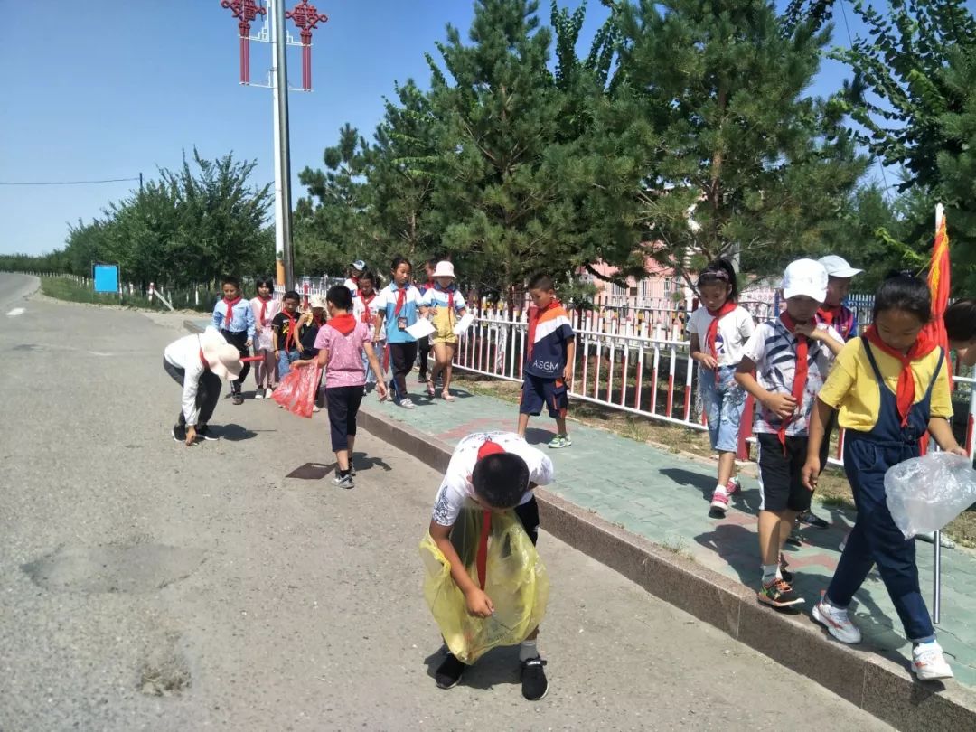 福海县喀拉玛盖镇寄宿制小学开展倡导文明新风共建卫生家园少先队志愿