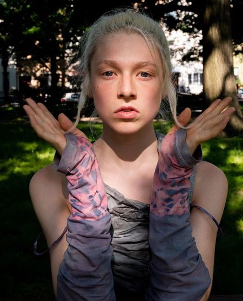 schafer 本身也是一位变性人,今年才 20 岁,已经是一名模特,演员,艺术