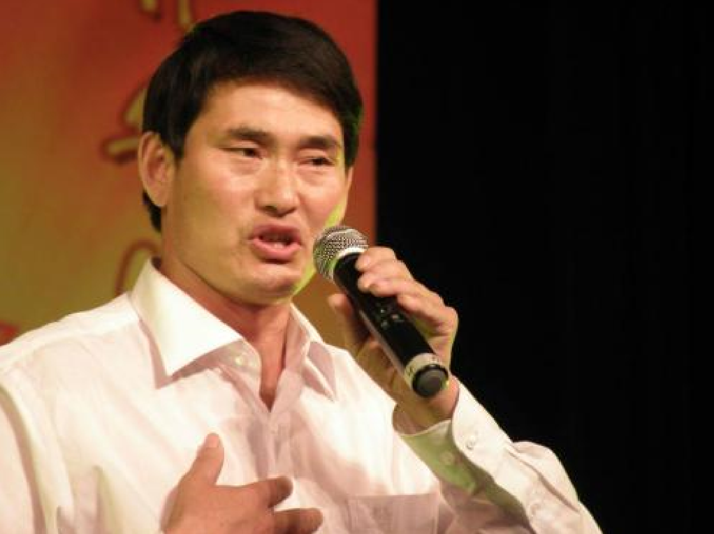 大衣哥事业稳步上升,家中儿女情况令人堪忧_朱之文
