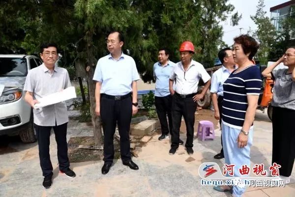 河曲縣長任鴻賓在河曲縣革命烈士紀念館改造擴建項目工地現場辦公