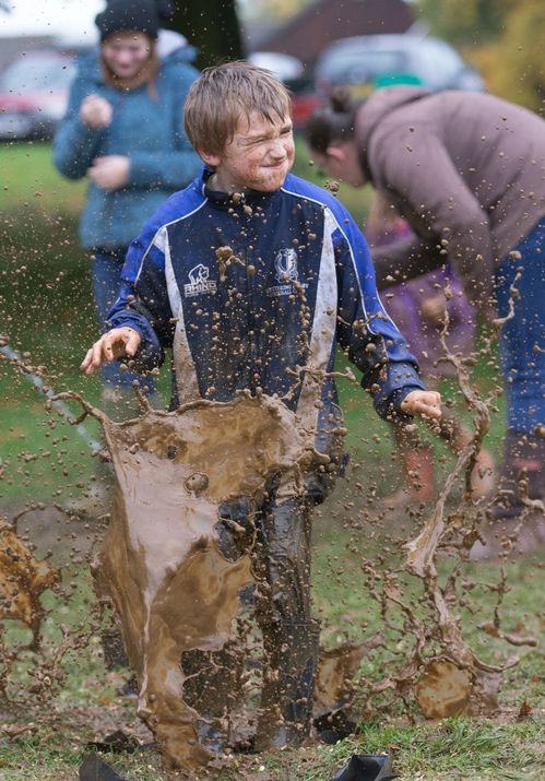 自打看了小猪佩奇孩子看见水坑泥坑就要去跳怎么办呢