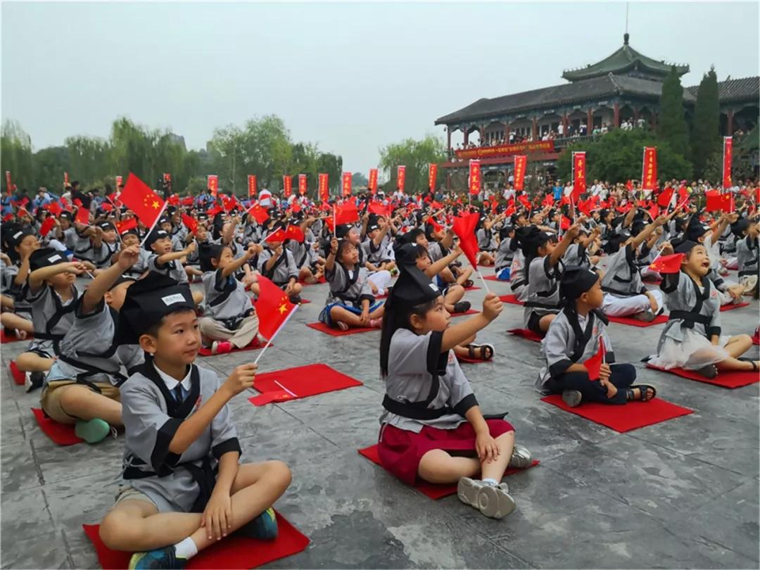 翰园碑林共组织"开笔礼"近千场,接待学生70000余人,是翰园研学的重点