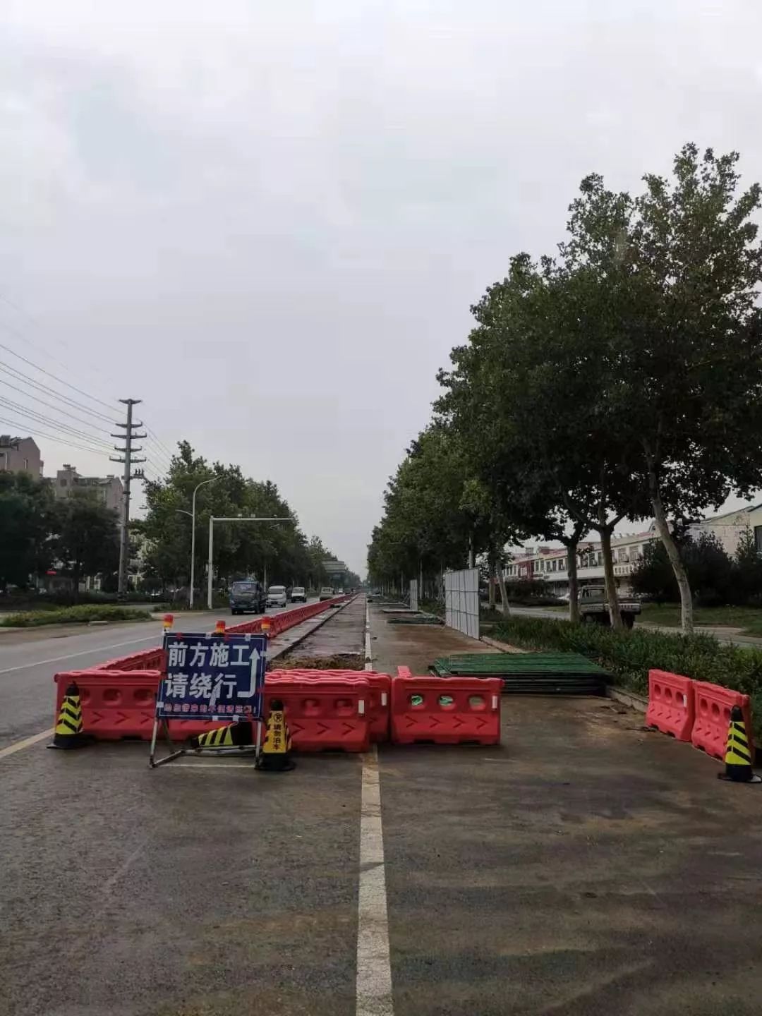 机场路(正阳路至丝绸路)施工段路面拆大围挡换小围挡;站北路(中和街