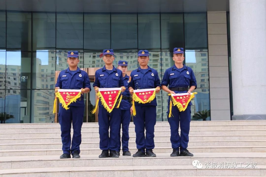 每周表彰内务卫生先进班级,颁发流动红旗.