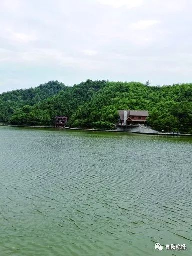 鏡馬湖碧水悠悠十牛山水風景區位於衡南縣車江鎮金盤村,相傳有仙翁