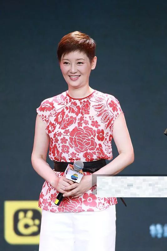 徐帆一头短发干练时髦,眼角皱纹暴露年龄,52岁这气质不错了!