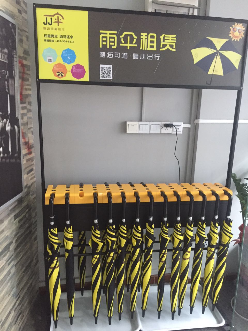 首先借雨伞是需要押金的,很多人本着借一会儿就还的心理,根本不在意