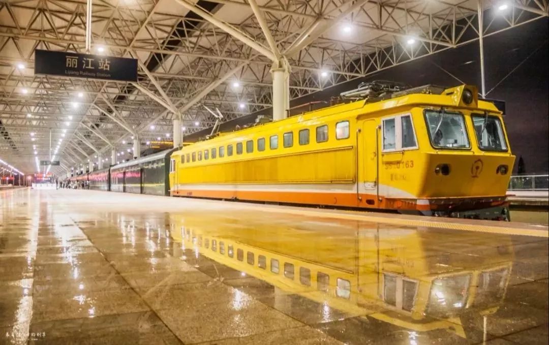 2016年12月27日,成昆铁路最后一趟ss7c牵引的直通客车k166次通过