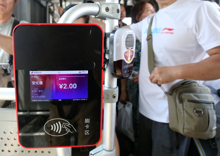 目前刷卡机具的上方扫码区仍被黑胶布遮盖,预计北京公交app扫码乘车