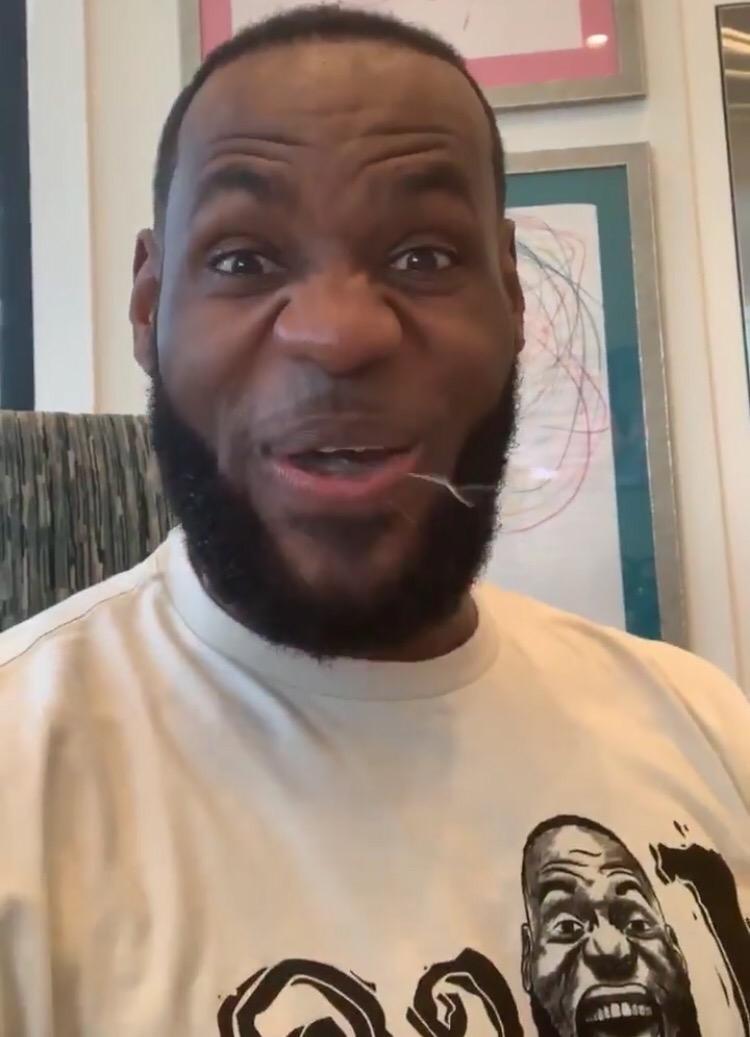 唾沫横飞詹皇全家聚餐大喊玉米饼周二不小心喷口水淡定擦掉