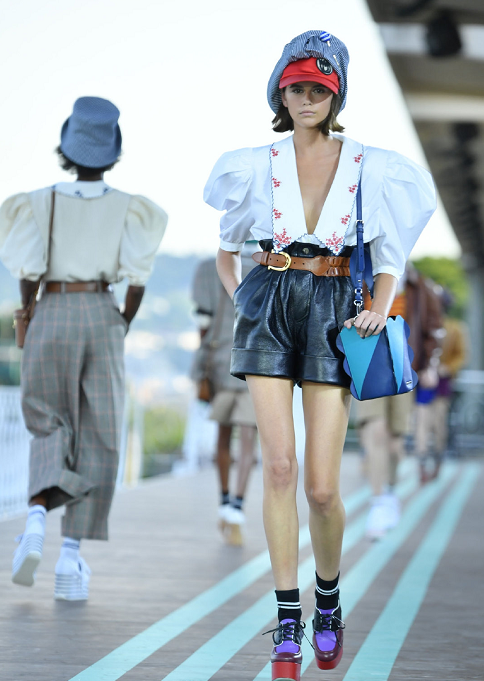 17岁超模凯雅杰柏教你西装百搭穿法连90后老阿姨都自愧不如