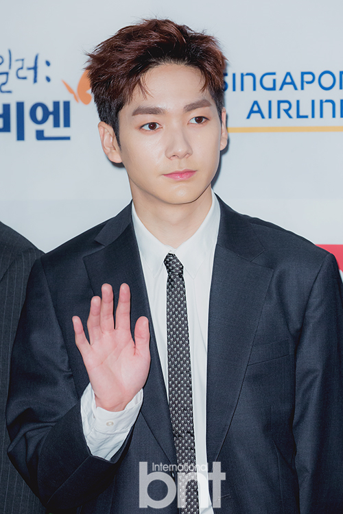 nuest aron机内为医生翻译 暖心救助8岁儿童