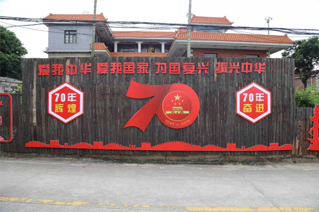 火,可以燎原"……行走在龙岭社区里,随时随地会与"红色文化"撞个满怀