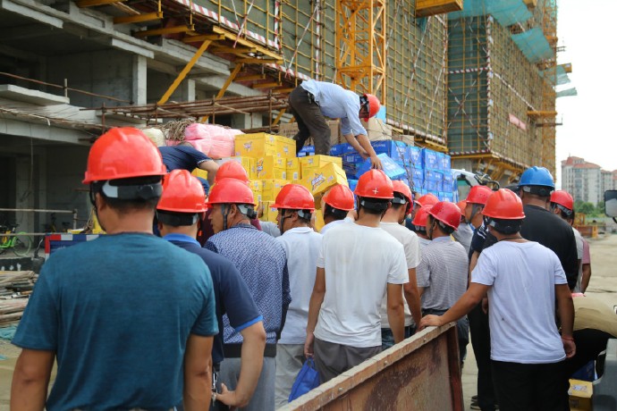 洛社各级领导协捷威集团苗晓强董事长莅临慰问捷威一线工人炎炎夏日送