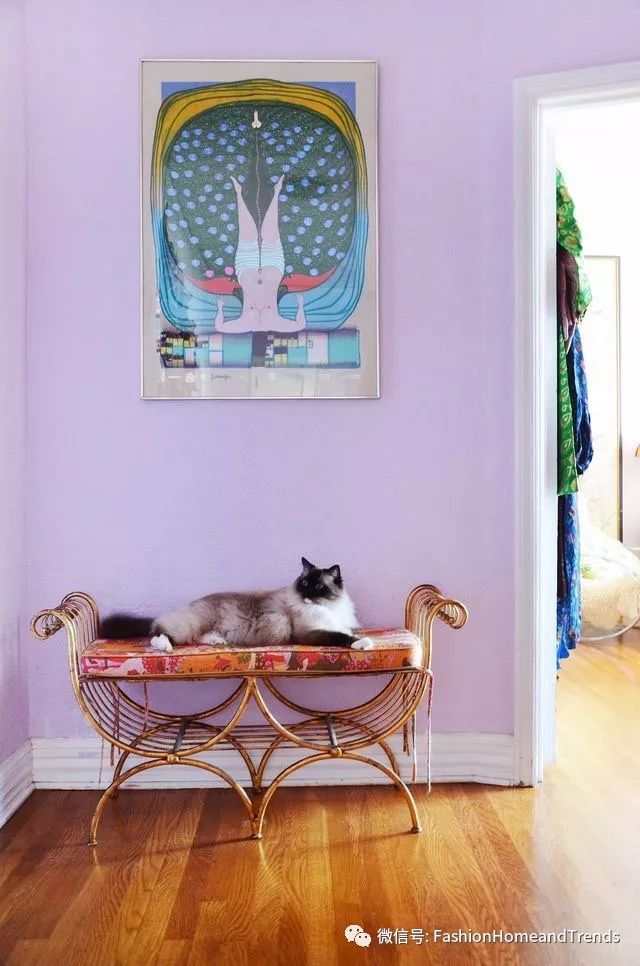 香芋紫的墙面,搭配木质地板,木质的家具,都是不错的选择