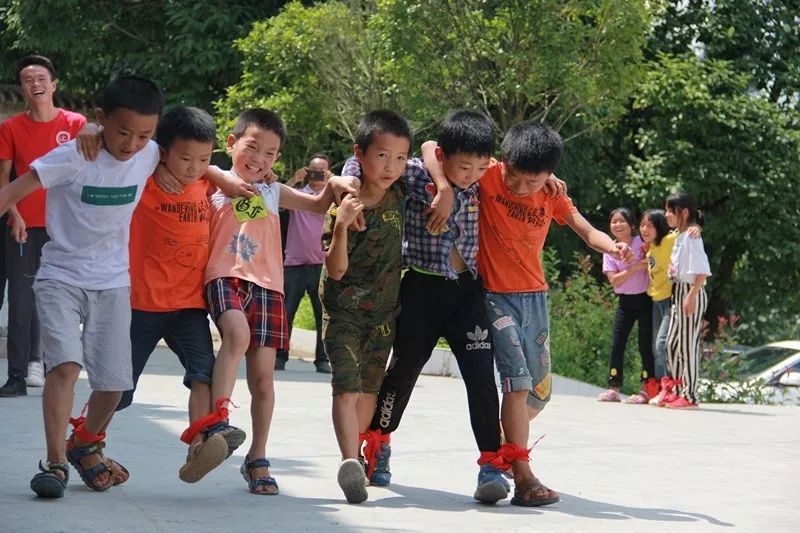 沿河大手牵小手温暖山村留守儿童