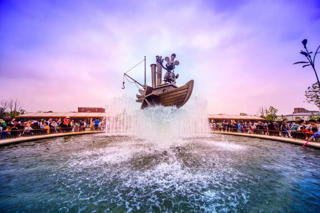 迪士尼小镇坐落于风景如画的"星愿湖"畔,为上海及世界各地的游客提供