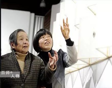 顾文霞参观苏绣作品展1988年,第二批中国工艺美术大师的任命,顾文霞才