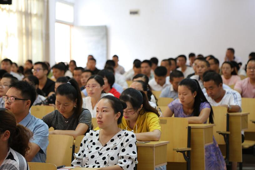 开班仪式上,黎平县教科局党组书记,局长龙懿同志作开班动员讲话.