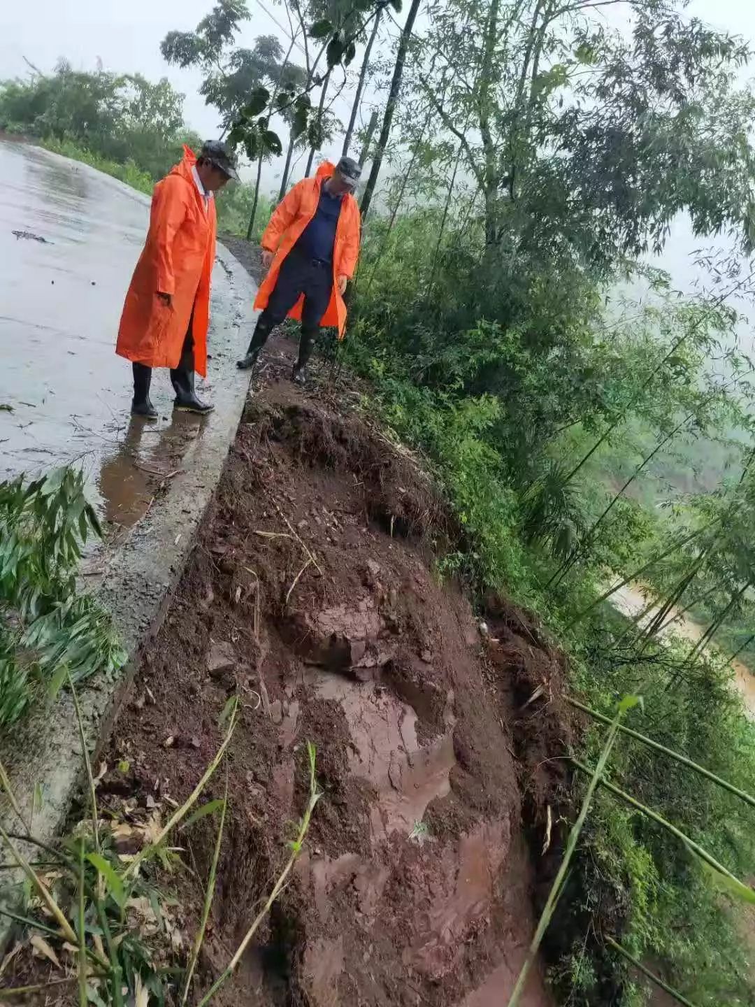 暴雨下的井研一切可好