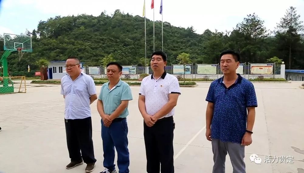 1县领导马登宏,李维庆慰问了高温中坚守在一线的环卫工人