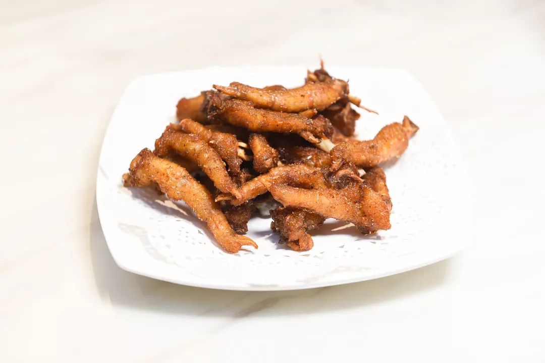 点上几份饮品再来上椒盐凤爪,吃吃喝喝,聊聊八卦,谈谈生活,好不惬意.