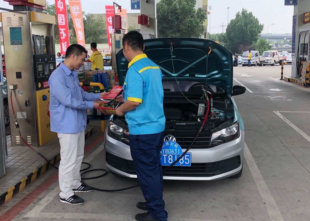 需要"加气"的车辆真不少大连市目前共有出租车约1.3万台.