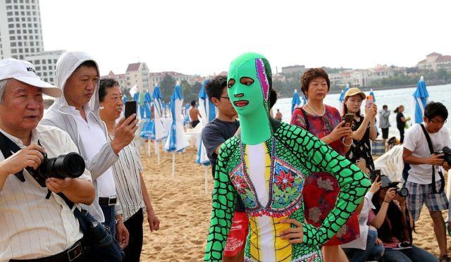 最新脸基尼产品亮相海滩,模特海水浴场引围观,被赞魔性